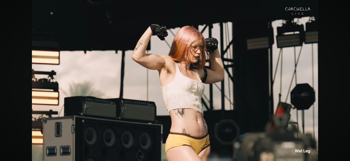 fishintheair's tweet image. なんとなくコーチェラのWet Leg見始めたらムキムキトミーフェブラリーみたいなお姉さんが出てきて!?!?!?!?!?ってなったけどバンドアンサンブルも超強靭化されてて曲は同じなのにほぼ別バンドみたいになってる。ギミックなし、普通に曲やってるだけなのにどこを切り抜いても絵になる。凄すぎ