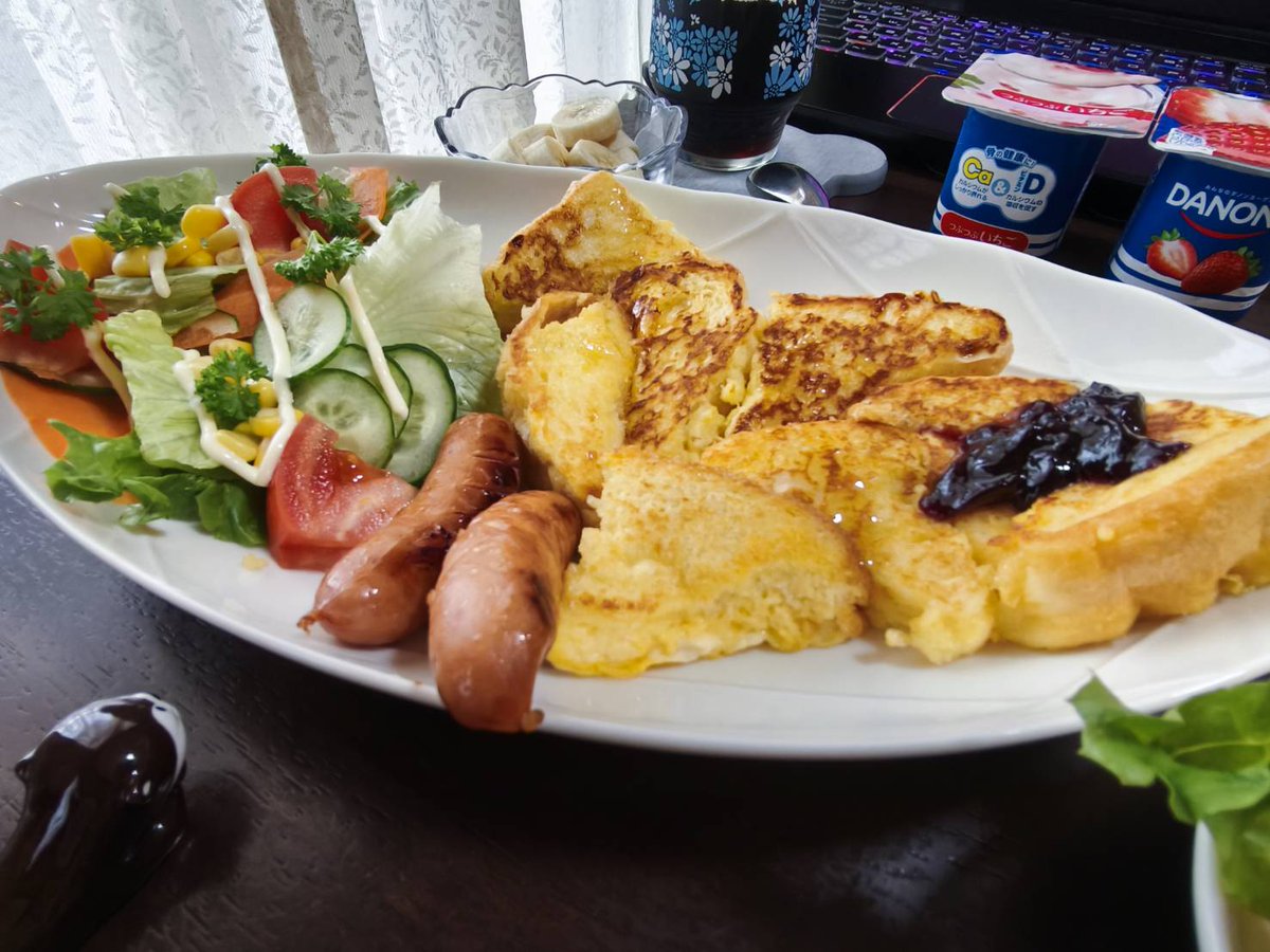 おはようございむに🙄
今日も良いお天気でむに🙄
昨日、ふじ通りを茶太郎(🚲)で走ったら藤の花がかなり咲いてきてたむに☺️🪻
甘い香りがいっぱいで嬉しくなったむに☺️🎉
藤まつりの日は生徒さん達もレッスンの行き帰りにお祭り楽しむみたいむに🤗
今朝は🦍が好きなフレンチトーストむに😂💕