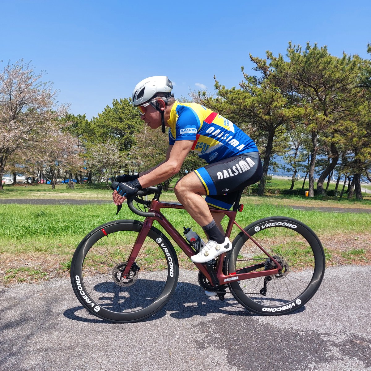 nalsimafrend's tweet photo. コスパ最高のBISYAのフルカーボンロードバイクと
VRECORDのフルカーボンホイールを試乗してみました！

低価格帯でありながら大満足な安定した走りのフレームと、加速、巡行性に優れたホイールの性能の高さを実感しました！

BISYAは常時試乗可能です！

＃BISYA
＃VRECORD
＃なるしまフレンド https://t.co/V7PoI1NSIB