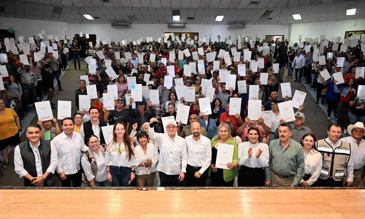 Hoy fui testigo de la entrega de 1,500 títulos de escritura en el municipio de Agua Prieta; una acción que da tranquilidad y alegría a las familias sonorenses, al haber certeza jurídica sobre su patrimonio. 

Este esfuerzo forma parte de los 100 compromisos de la presidenta