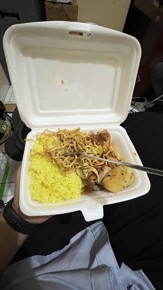 justacklll's tweet image. seminggu kdepan ngantor di cabang #gowa
lewat jembatan kembar yg biasanya cm liat dr pesawat😁. 
nympe kntor dpt sarapan🤭 
sogokan kali(?) 

#makassar #work