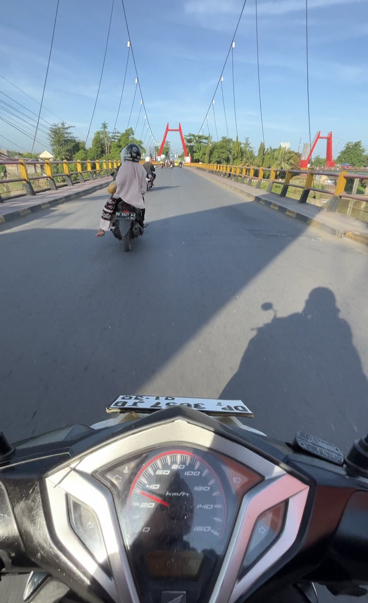 justacklll's tweet image. seminggu kdepan ngantor di cabang #gowa
lewat jembatan kembar yg biasanya cm liat dr pesawat😁. 
nympe kntor dpt sarapan🤭 
sogokan kali(?) 

#makassar #work