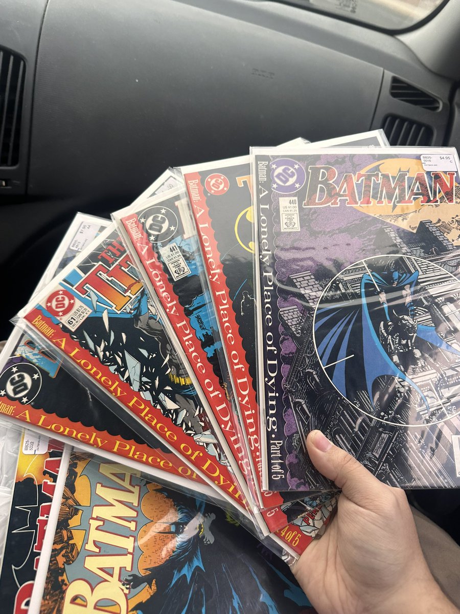GlitchyBug_arts's tweet photo. i finally went to a comic store and found bunch of batman.

#brucewaynetwt we stay winning https://t.co/0B2r33ORer