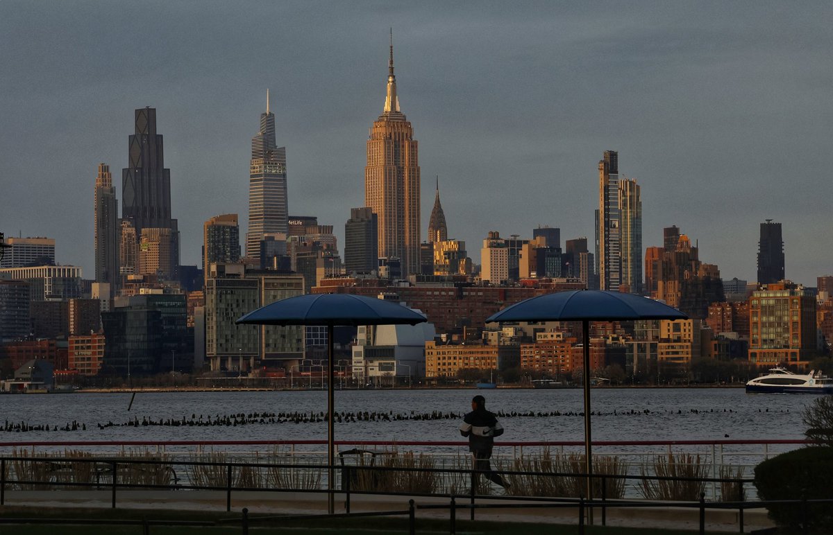 GaryHershorn's tweet image. Sunday sunset in New York City #nyc #newyork #NewYorkCity #sunset @empirestatebldg