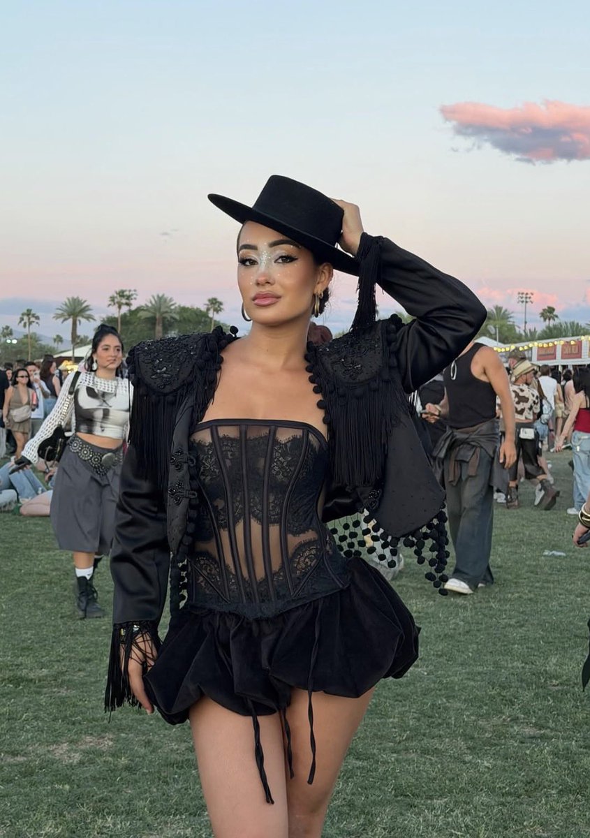 QuesitosESP's tweet image. Lo de las influencers y sus outfits del Coachella no tiene ningun sentido #coachella #influencers #quesos