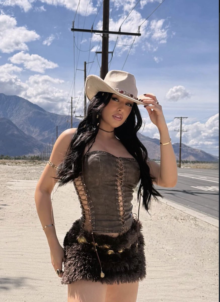 QuesitosESP's tweet image. Lo de las influencers y sus outfits del Coachella no tiene ningun sentido #coachella #influencers #quesos