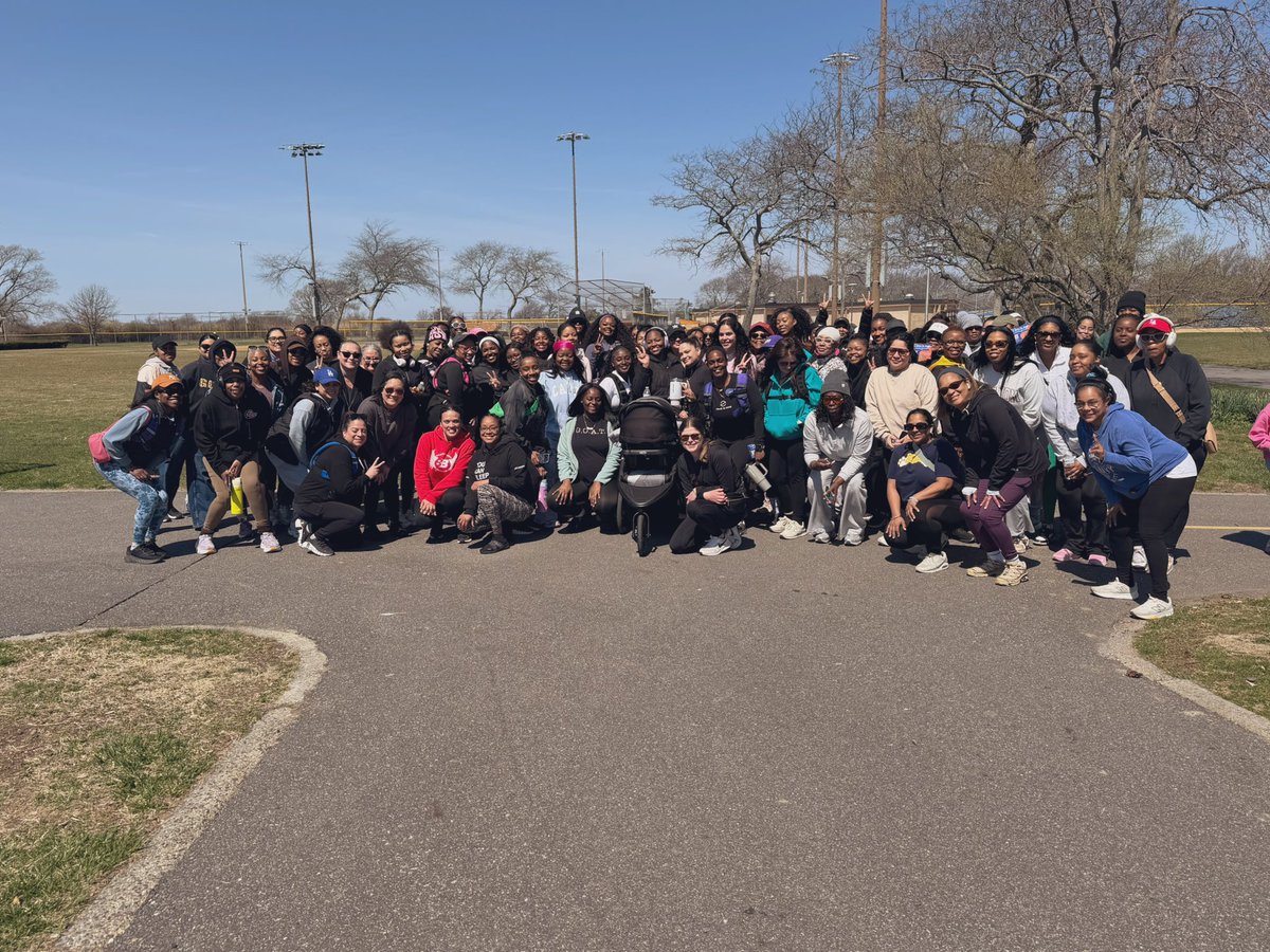 BIGCole91's tweet photo. So I randomly posted a tt about wanting to start a walk club in my neighborhood because I’m always walking alone at the park when I’m not at the gym and the video blew up within 2 days. So today I hosted over 80 random new walking group friends for my first hot girl walk 💜 https://t.co/TBHEbiqBU4