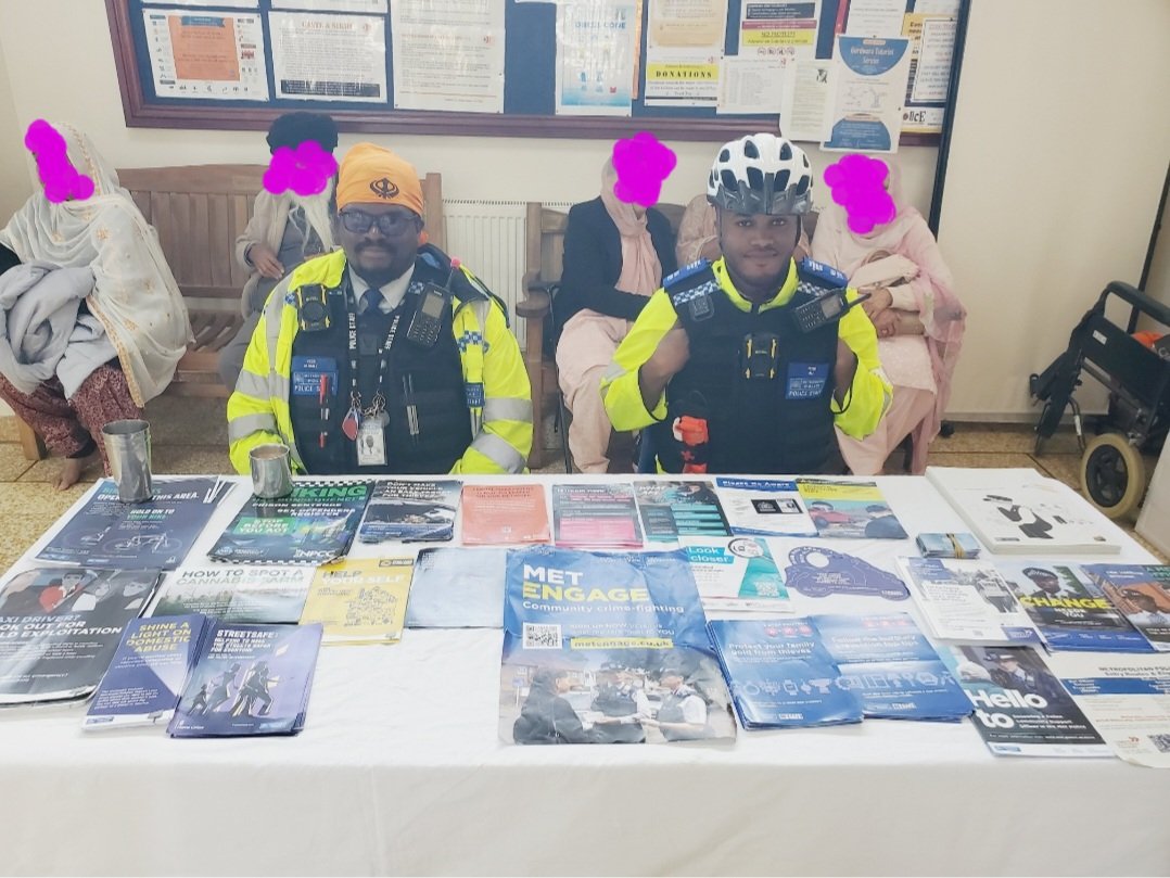 MPSHounslowHth's tweet image. Hounslow Heath SNT assisted by @MPSHestonWest SNT  were  on ALICE ROAD, HOUNSLOW yesterday at the Gudwara. A great many conversations were had and leaflets given out. 
#teamworkmakesthedreamwork 
#BeSafe 
#localpoliceunit