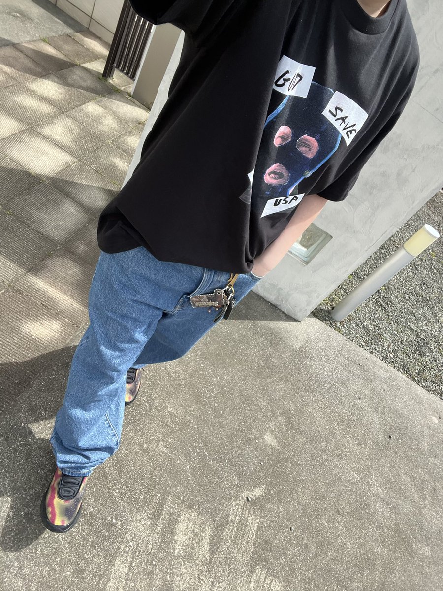 taku3ix's tweet image. 今年はシルバーさん頼めなくて（予約埋まってしまい）朝6時から芝刈り、草むしりをざっとやって、2.5時間でわりかし綺麗になった。牡丹も綺麗に咲き始めた🌸
GODティー良い感じ。Lなので前少しタックインすると、anarchyが見えなくなる💦けどLでダボっと着たかったので良き👌
＃supreme