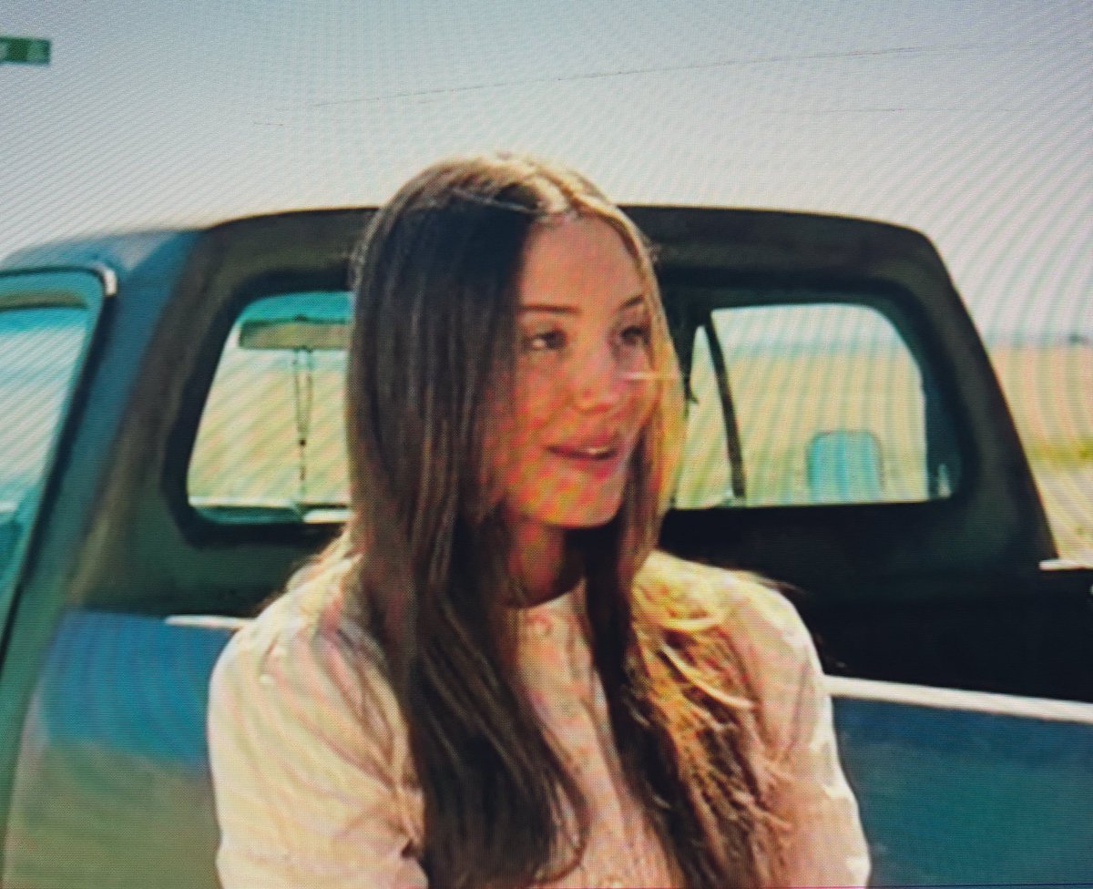 mysticvampp's tweet photo. she’s pretty who’s this?? #euphoria s3 ep1 https://t.co/2dEn3nn1O0