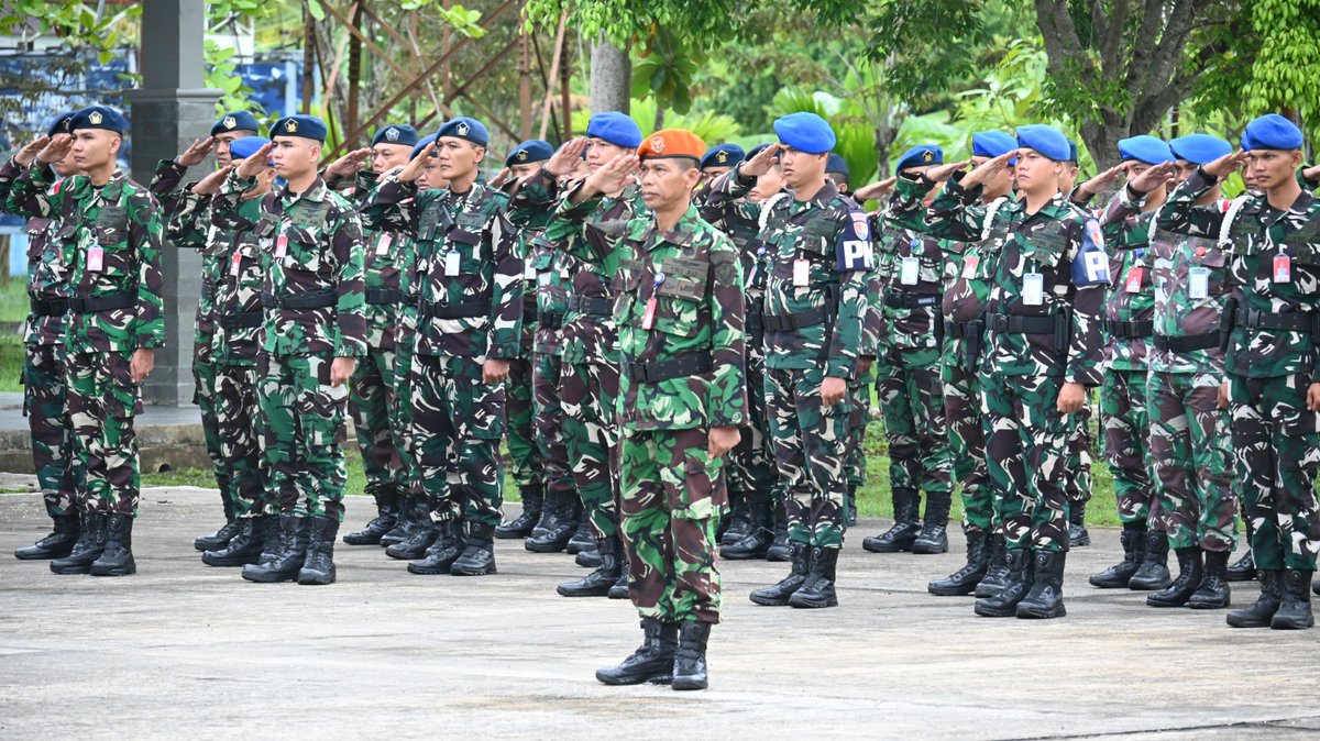 BusraAnang's tweet photo. Perkuat Disiplin dan Jiwa Nasionalisme, Lanud Anang Busra Gelar Upacara Bendera Mingguan

Pen Anb. Pangkalan TNI Angkatan Udara (Lanud) Anang Busra gelar upacara bendera mingguan yang berlangsung khidmat di Lapangan Apel Mako Lanud Anang Busra, Senin (13/4/2026). https://t.co/aa7eYux6jl