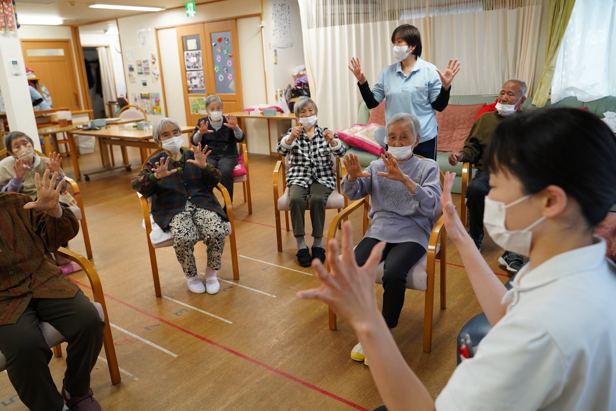 howagroup's tweet photo. デイサービスセンター答志島にて高齢者体操を実施しました。椅子に座って行う無理のない運動に、ご利用者の皆さまも意欲的に参加され、職員とともに笑顔あふれる時間となりました。運動後はおやつを囲み、和やかなひとときを過ごされました。 https://t.co/6XgT6nEziI