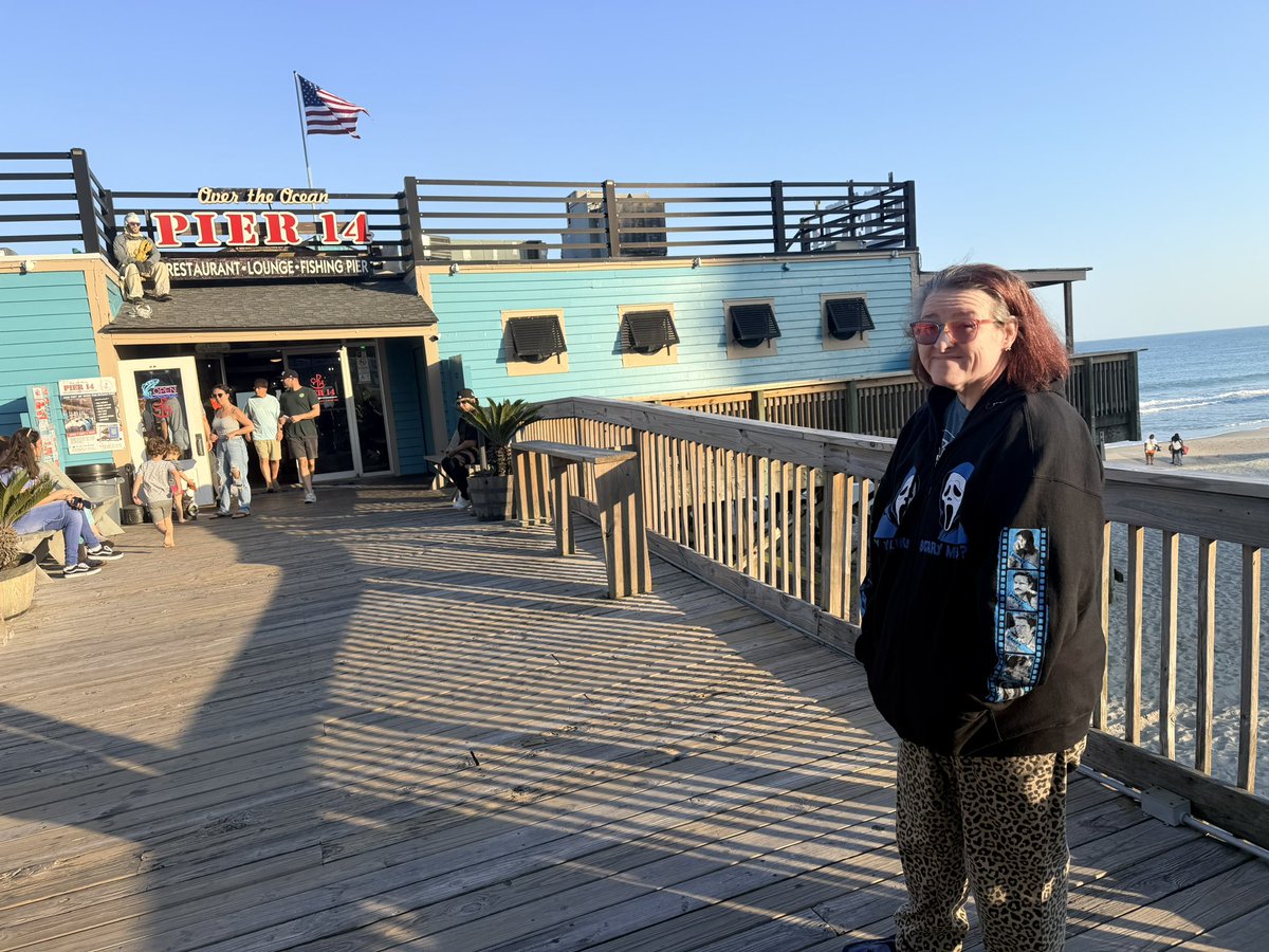 byMichaelWest's tweet image. Dinner on the pier at sunset. #shrimp🍤 #fishsandwich #pier14 #horrorwriterontheroad @robinmblank