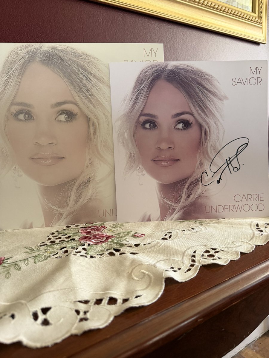 cu_countryidol's tweet photo. Got my "My Savior" vinyl and autographed "My Savior" Art card today ๐๐ป
#carrieunderwood #mysavior #vinyl #artcard #signed
@carrieunderwood https://t.co/TVcp1p3VXP