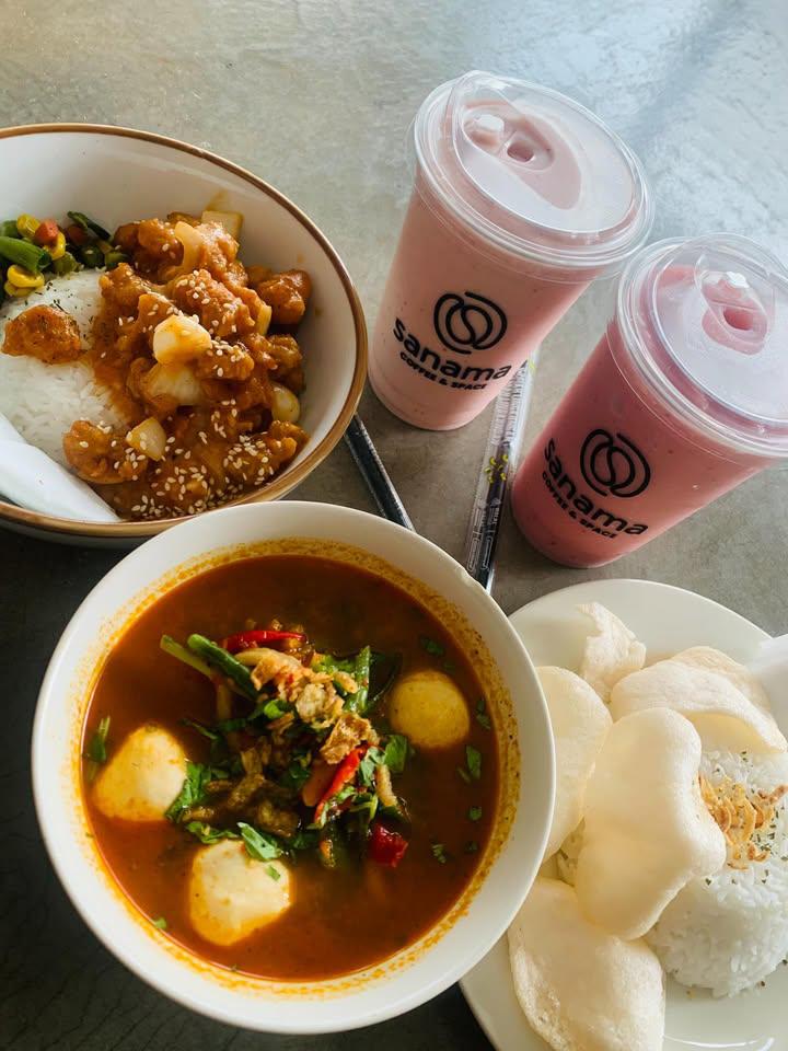 Nopiaaf's tweet photo. Sunda girl’s lost in pekanbaru !!! Ini Cafe pertama yg aku datengin setelah menjadi warga Pekanbaru !!! Sanama Coffe &amp; space di Gg Delima IX, Delima  Kec Tampan, Tempatnya nyaman ada Indoor dan Outdoor daan harga nya mulai dari belasan ribu -20rban aja 😮😍 https://t.co/s0StTv8Si7
