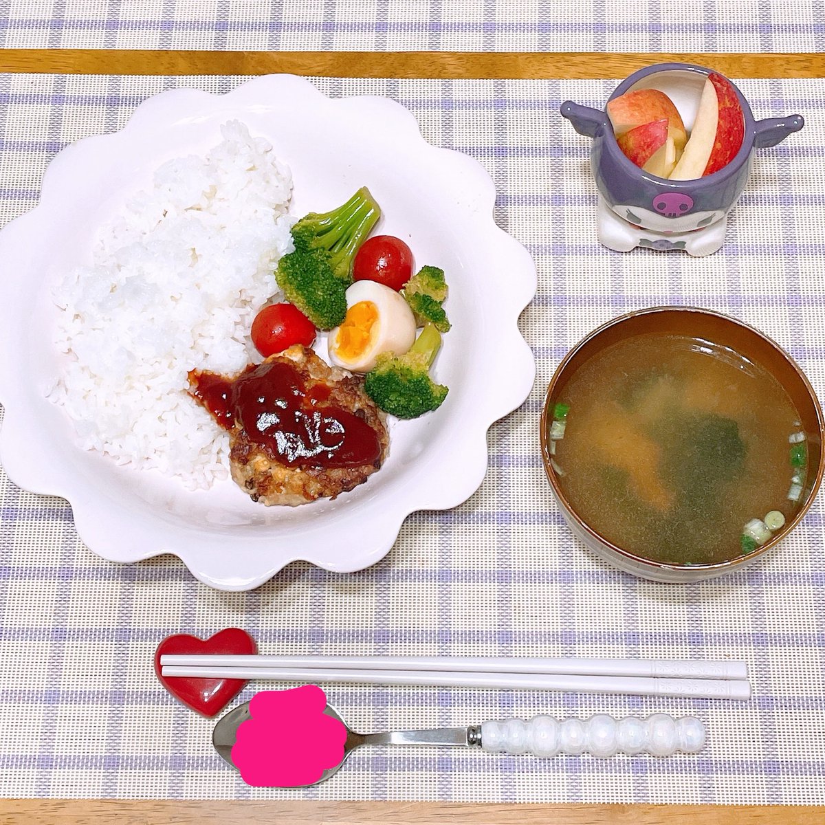 pi1mi1's tweet photo. 今日の #朝食 ☀️

・豆腐ハンバーグプレート
・お味噌汁(ズボラにインスタント🫶)
・りんご🍎

ポイント⇒昨夜余分に作っておいた残りで、温める・切る・盛り付けるで完成🥰

#おうちごはん #食事記録 #食事日記 #ダイエット記録 #ズボラ飯 #簡単ごはん #ダイエット仲間募集 #ゆるダイエット #朝ごはん https://t.co/tT82wyvsJ0