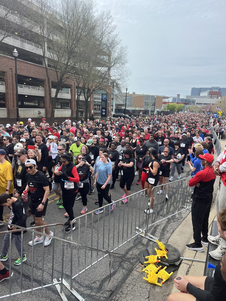 Bcarp3's tweet photo. Another great Ohio State 4-Miler in the books

So great to see so many of the current OSU athletes on stage and doing a great job with all the 12k racers @BuckeyeCruise https://t.co/51MyG6z2l8