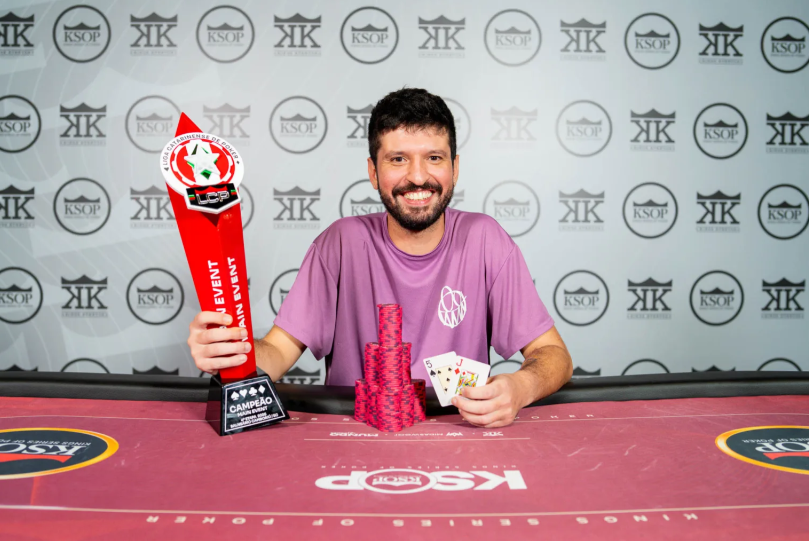 #TorneosEnVivo 🇧🇷

Mauricio Pinochet 🇨🇱 ganó el Main Event de la LCP en la <a href="/ksopoficial/">KSOP Oficial</a> South America 2026 y su tercer 🏆 en Brasil. 

Noticia 👇
poker-red.com/noticias/ksop-…