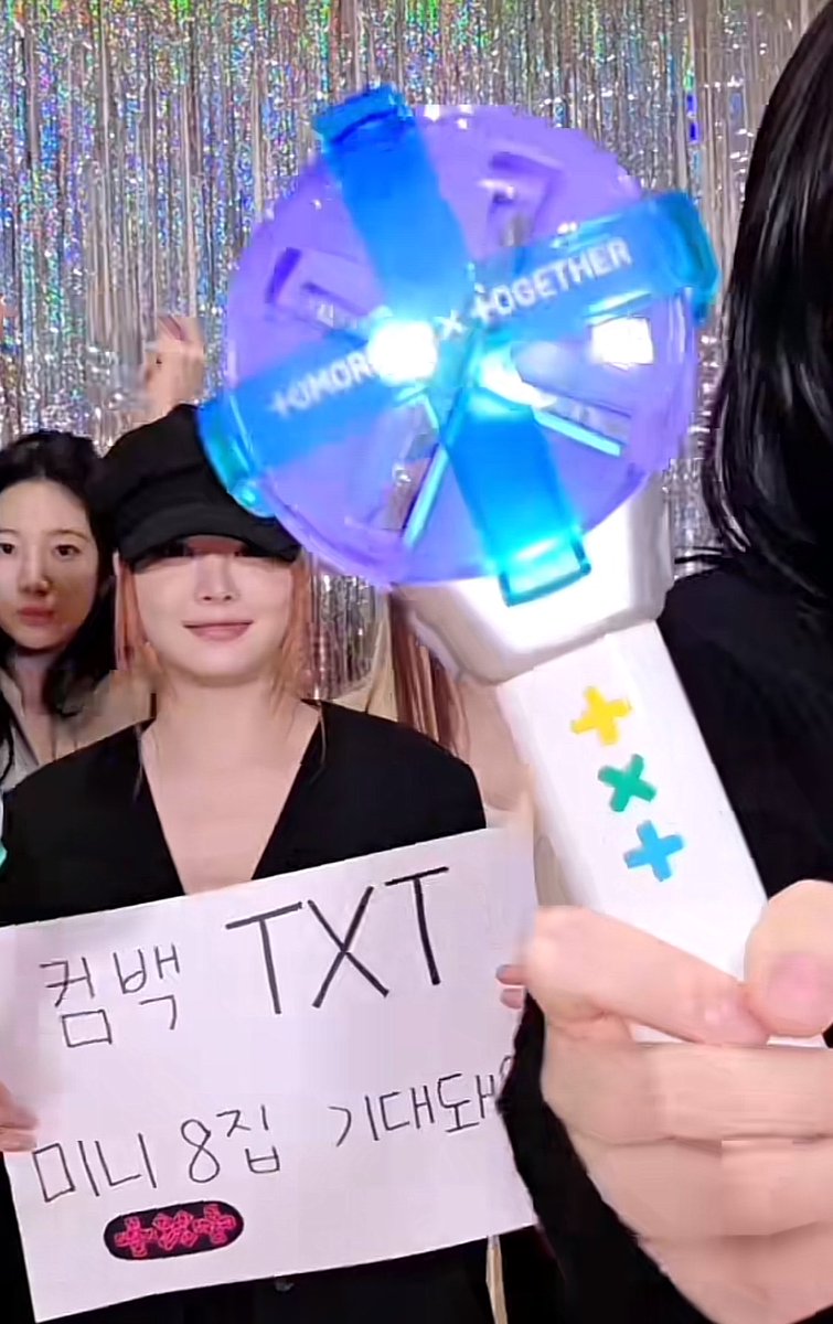 chaewon holding a ver. 1 moabong 😭