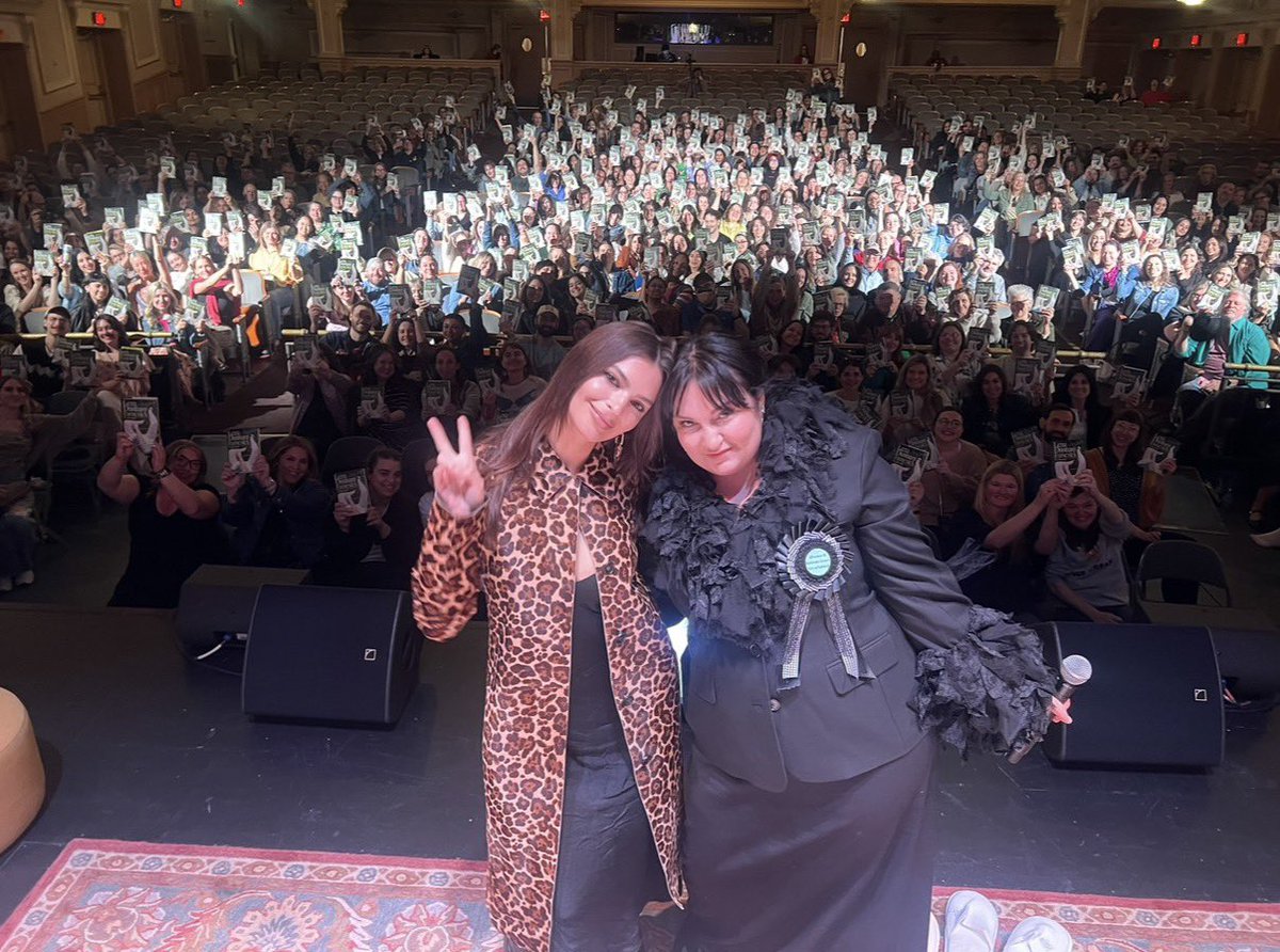 Emily Ratajkowski tweet media