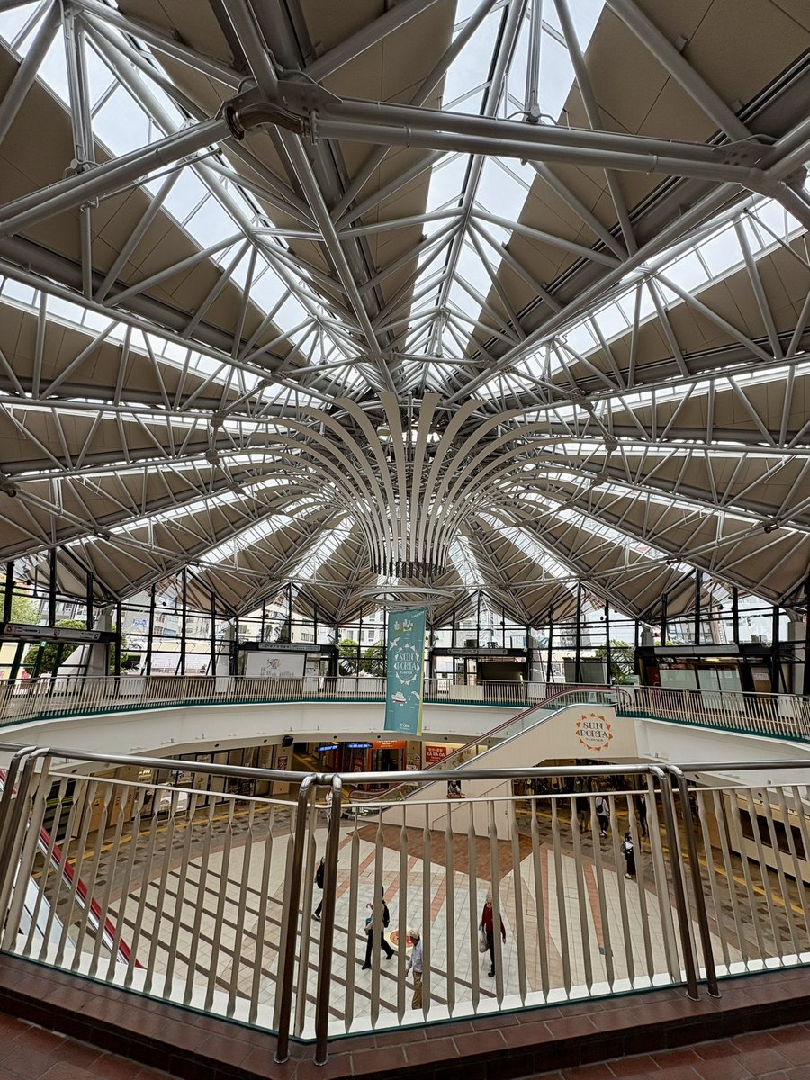 bird_5863's tweet photo. 【兵庫県・神戸駅都市再開発事業】
大屋根‼️
無くなってしまう物が
多すぎて…
忘れてしまわないように。
心の中に、残しておこう。

この、素晴らしい大屋根が
もうすぐ、消えてしまいます。

是非、見ておいて下さい‼️
📍神戸駅 https://t.co/fq3j4xIrGH