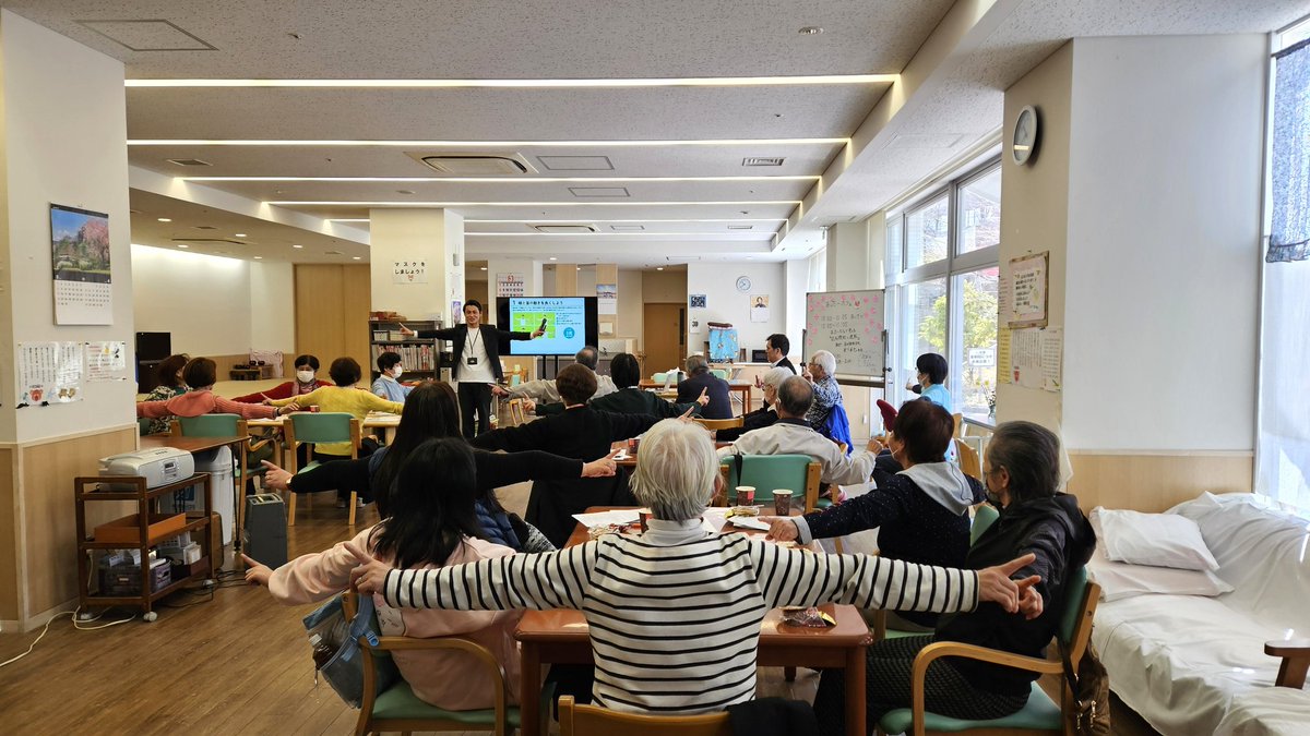 dora_reha's tweet photo. 🤔オレンジカフェでも運転講話の需要が🤔
認知機能が低下してきた方だけではなく、その方々を支える家族や医療者が運転について悩むことも多々ある様子！
「講話」だけでなく「講話→体操→講話→グループワーク→講話」など、認知機能低下に配慮して構成👍
私も良い勉強になりました🙇 https://t.co/8fA1zOPMxS