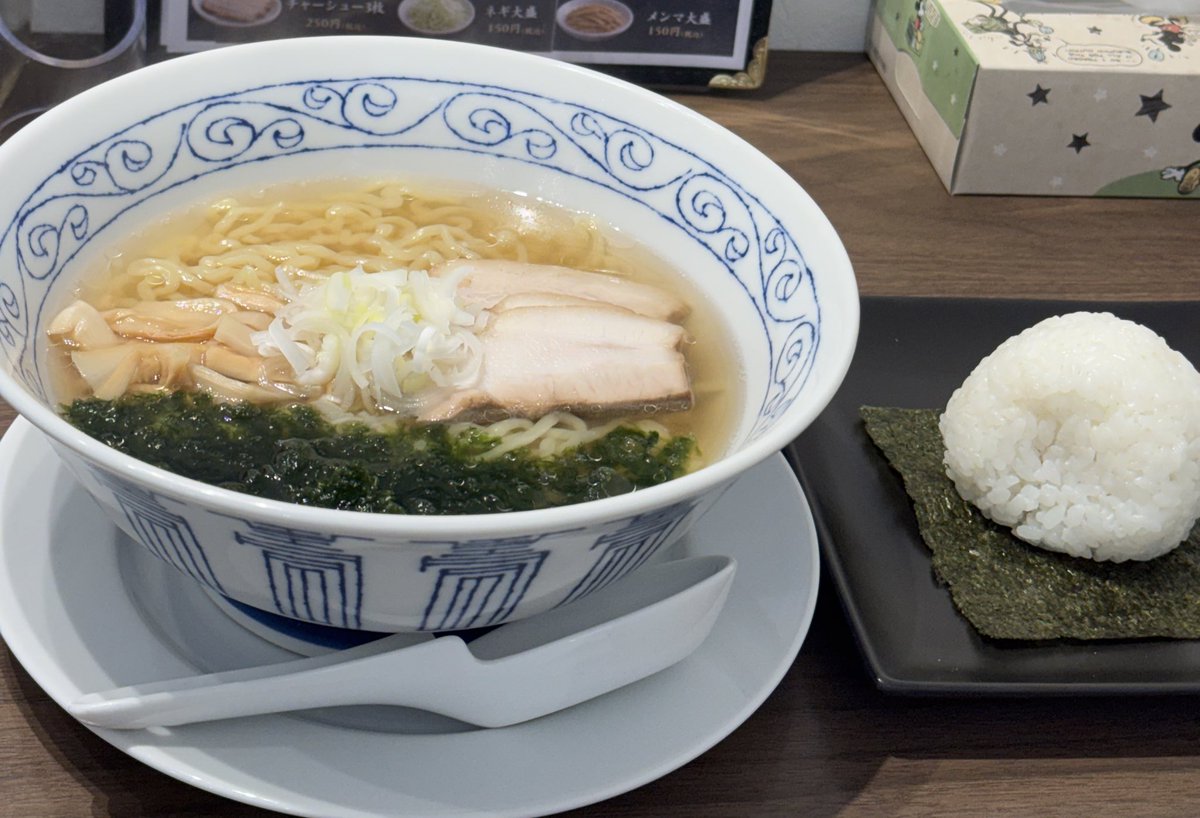 cutietsukasa's tweet photo. おすすめして頂いたラーメン🍜
おにぎりも食べたくって麺少なめにしたよ(* 'ᵕ' )美味しかったぁ💕💕 https://t.co/LGaoXjNUWb