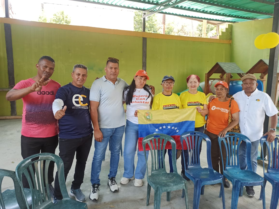 ProyectoVzla's tweet photo. Este domingo, la fuerza democráticas de los estados y de cada rincón en Venezuela, vivieron una jornada intensa de activismo, reuniéndose en sus respectivas zonas para recibir de primera mano los lineamientos estratégicos de la Plataforma Unitaria Nacional.
#Unidad https://t.co/sFhZiLfPEM