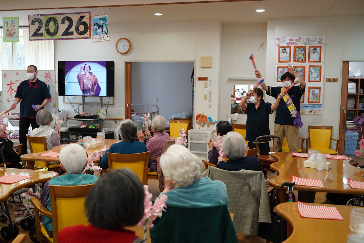 howagroup's tweet photo. 4月6日、デイサービスセンター豊和で桜祭りを開催しました。手作りペンライトを手に歌や「マツケンサンバ」で会場は大盛り上がり。行事後は抹茶プリンを楽しみ、笑顔あふれる和やかな時間となりました。 https://t.co/NbKE7bOqax