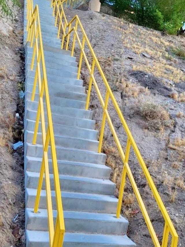 laughlinbuzz's tweet image. Beyond the end of the Laughlin Riverwalk.

And Stairs to take as a “shortcut” walking to Harrah’s.  

#Laughlin