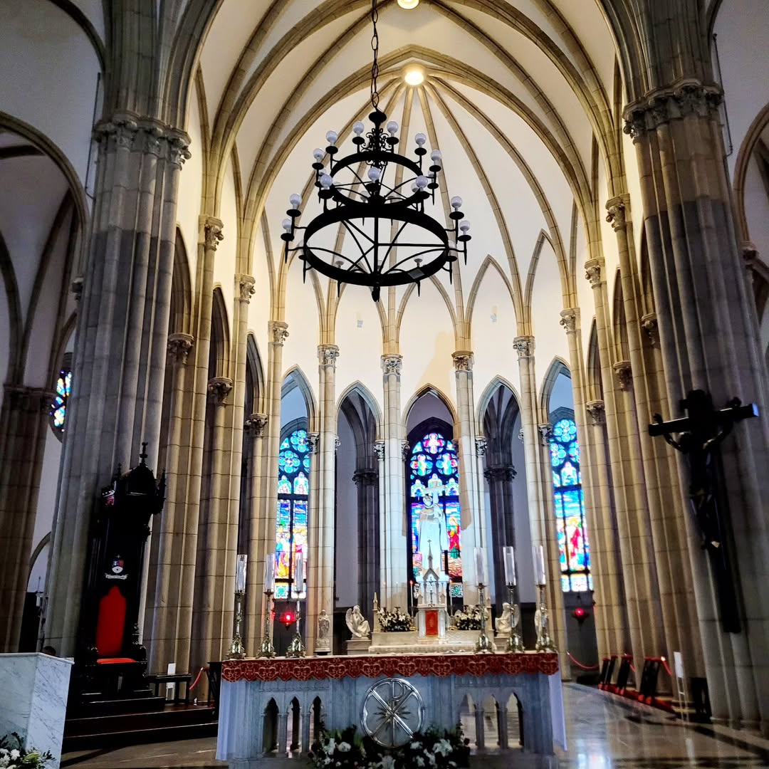 Edipo_Amaral's tweet photo. 🕍 A Catedral de Petrópolis ⛪, dedicada a São Pedro de Alcântara 👑, guarda os restos da família imperial e é símbolo da cidade.

🇫🇷 Inspirada na Notre-Dame 🏛️, destaca-se pela torre 🔔 e o Mausoléu Imperial 🪦, reunindo história, arte e fé.
#CatedralDePetropolis https://t.co/t9mtR9xjSY