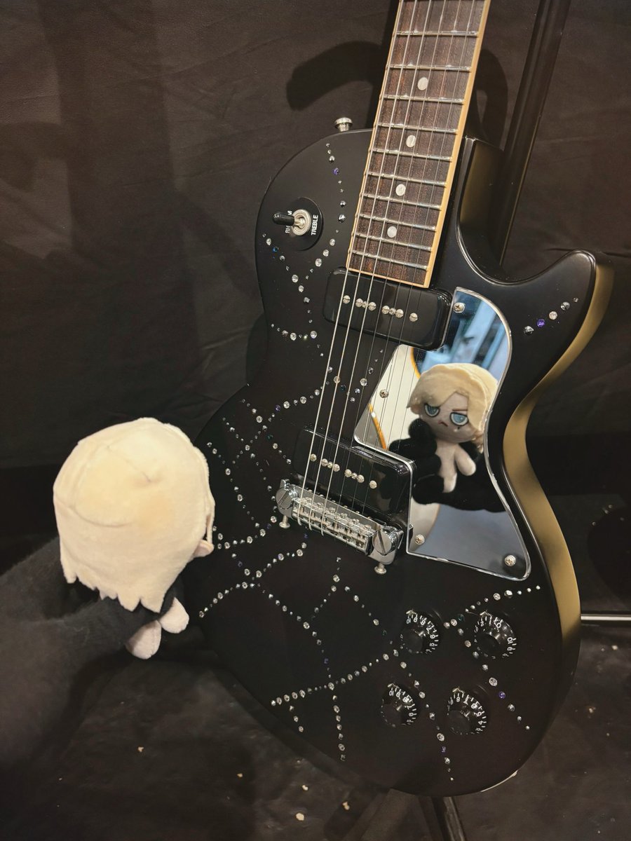 K_tp_7's tweet image. 2026/04/11 The Confidential 
#KANATA  さんのイベントにて撮った写真！📸

この日に持っていけるように間に合わせた自作ぬい“チーズァ”はお披露目と弓代さんのギターとの対面を果たした。私は当日、たくさん撮ったお写真の中でこれが、特に大好きな1枚。😊