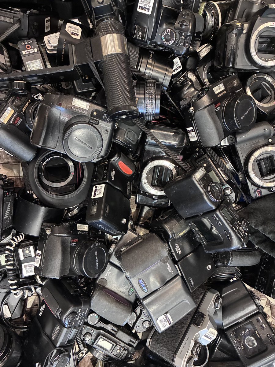 おはようございます🌞
本日もオープンいたしました!
　
最近ジャンクコーナーが盛り上がっております📸
もしかしたらお探しのものも見つかるかも！？
ぜひお立ち寄りください〜！