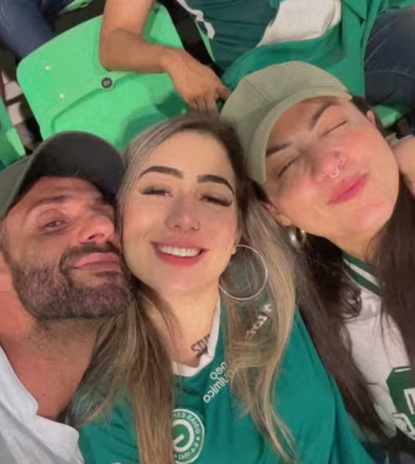 BiThreesomeClub's tweet image. We collect memories in threes — triple the stories📸🌟 

#MFFthrouple #Bisexual