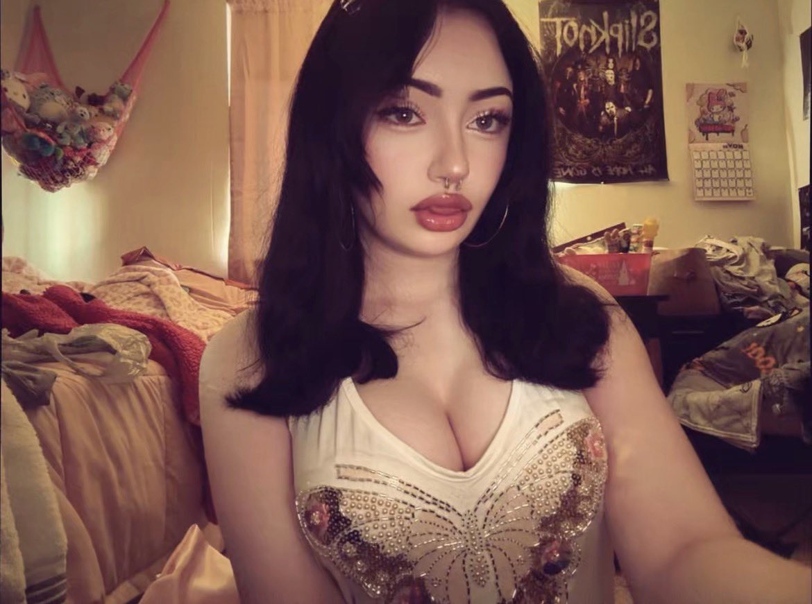 axelelotle's tweet image. Logging onto twt to feel like a fat larp and self implode