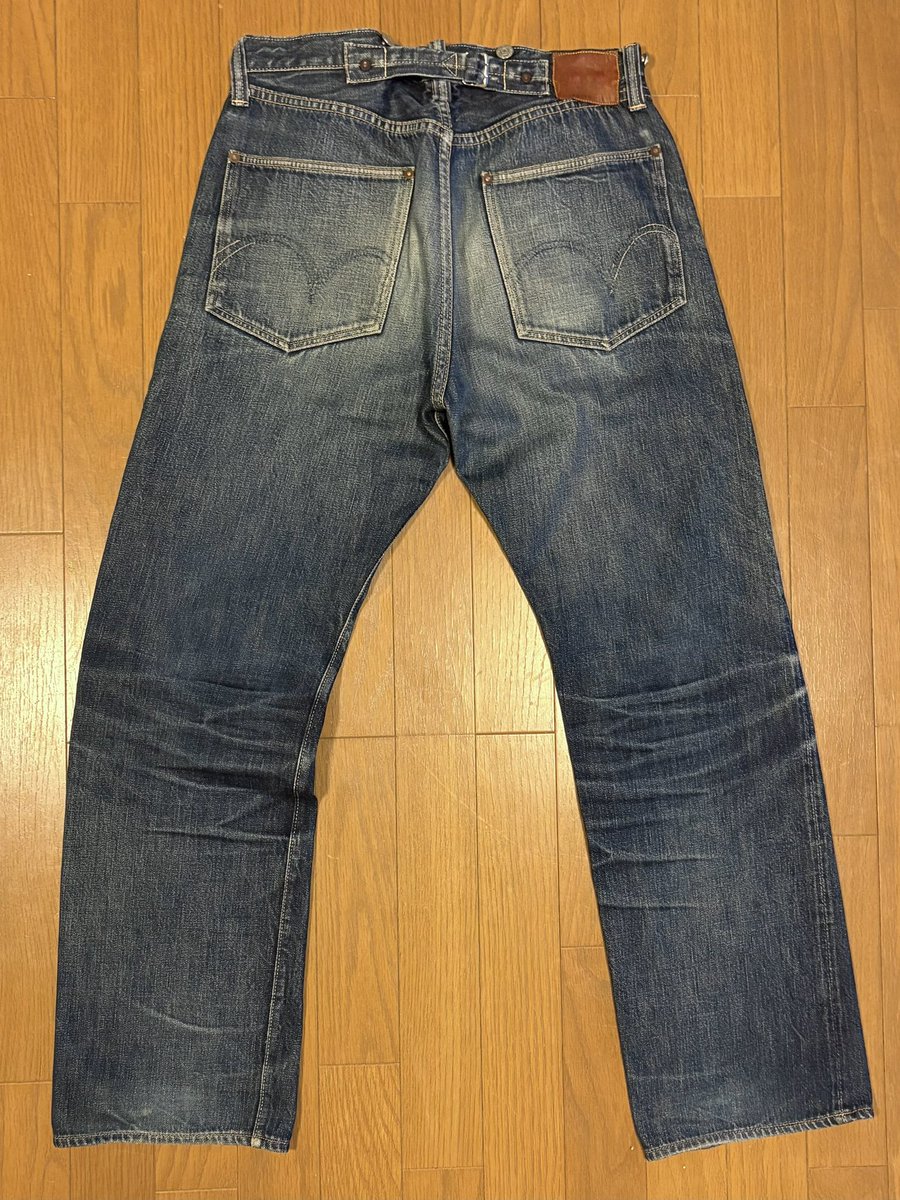 SU1EpFOktCDdNao's tweet image. #アメカジ
たまにチョイチョイ出てきます、フルカウント20周年モデルの1922、W31、23500円、
コイツはマジでヤバいです、
凄いビンテージ的質感、
ビーフジャきる革パッチ、
今やありえないアーキュエイトステッチ、
縦落ちバリバリ、
僕のは売ってるのより育った状態で19500円だったか、