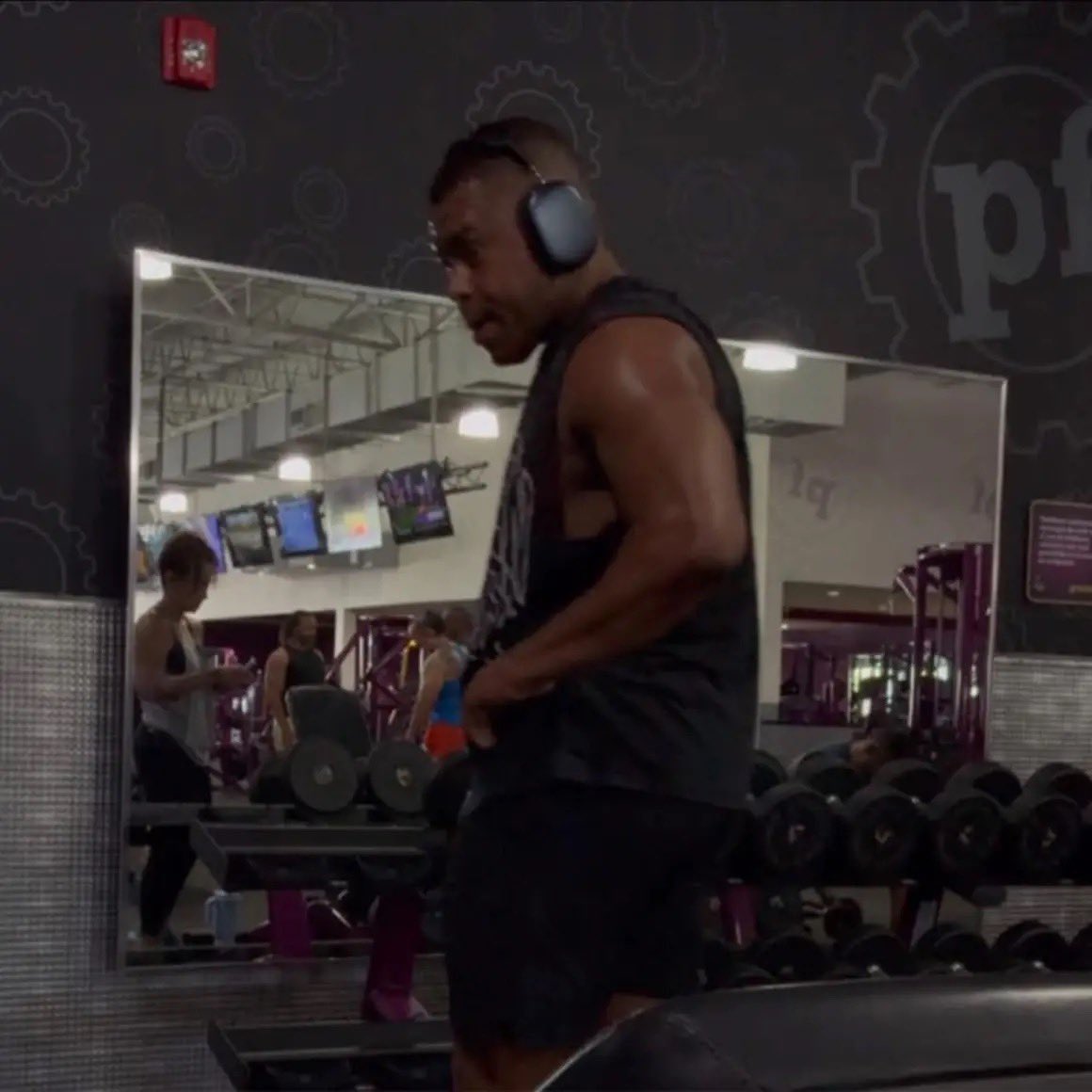 Shine Comics tweet media