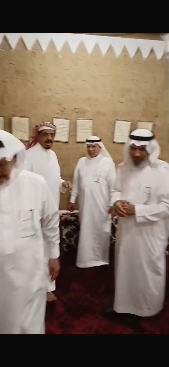 سعدنا وتشرفنا في قصر عثمان بن عبيد التاريخي للوثائق والمخطوطات في الديرة القديمة بـ جلاجل، عصر يوم السبت 23 شوال 1447هـ، بزيارة ضيوف الشيخ إبراهيم المزروع (أبو ياسر).

وقد اطّلع الضيوف على محتويات القصر وما يزخر به من وثائق تاريخية نادرة ومخطوطات قيّمة، حيث أبدوا إعجابهم بما