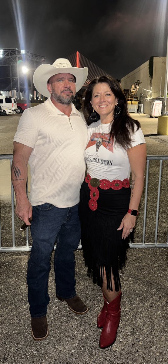lee_eryka's tweet photo. My fave artist never disappoints!
Love you @GaryAllan 
Great time at @ConcreteStreet last night! https://t.co/HJLahsrO3F
