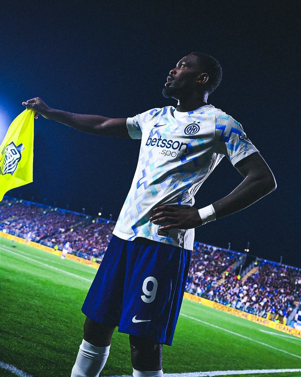 Marcus Thuram hitting the Thierry Henry celebration while the King himself watches from the stands. 🇫🇷👑

​Pure aura. 🥶📸
