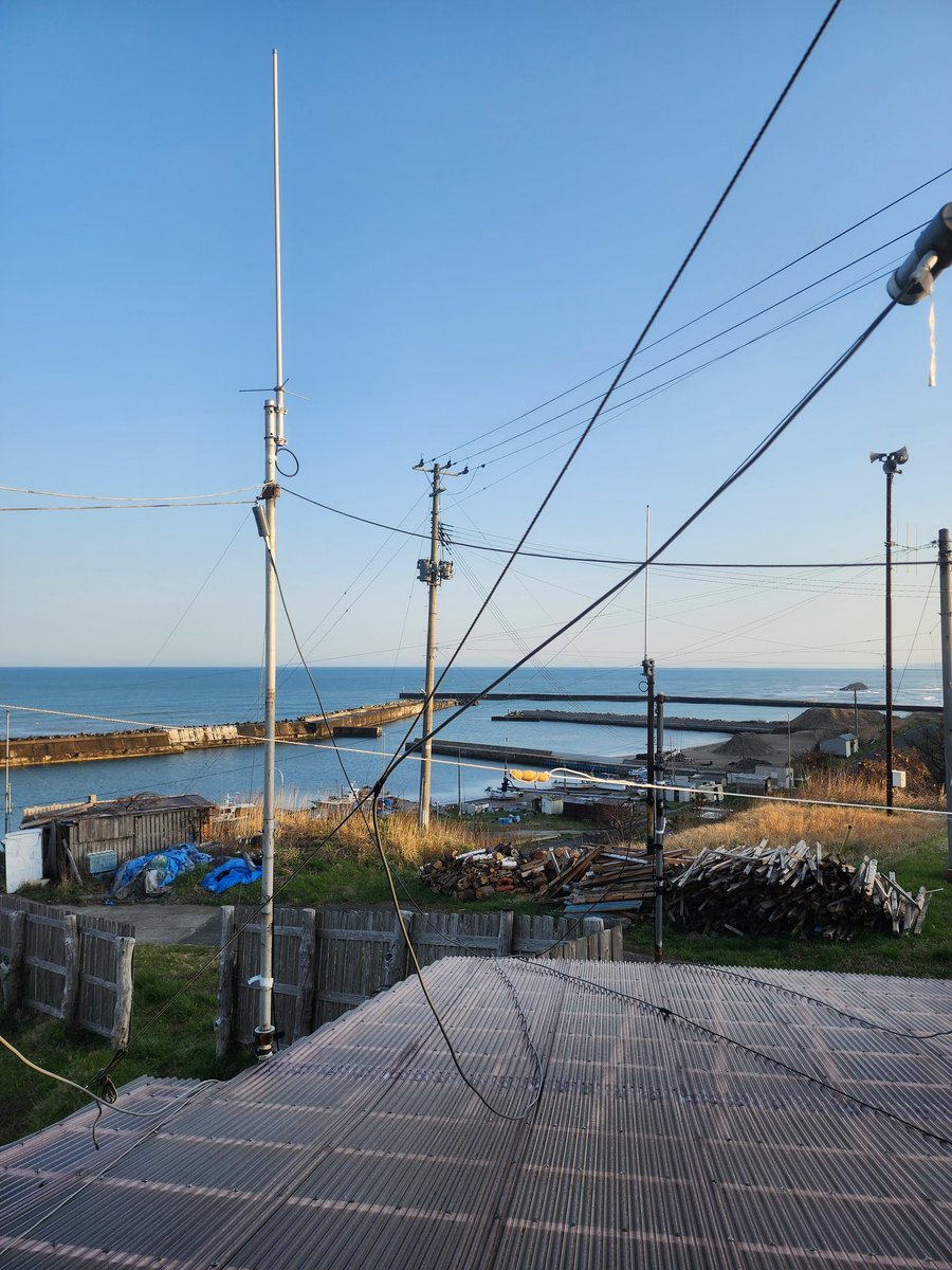 おはようございます❗️
4/13月曜日。今日は良い天気です🎵
昨日は小屋の片付けから薪作り、ちょっと頑張って今日は腰痛い😣体が通常に戻るまで結構時間かかりそうだなぁ⤵️山歩きと何より体重減らさないと💧
昼頃にまた少し風が出そう。今シーズンはシングルGPで我慢しようかな🤔
では、本日もFBに👋