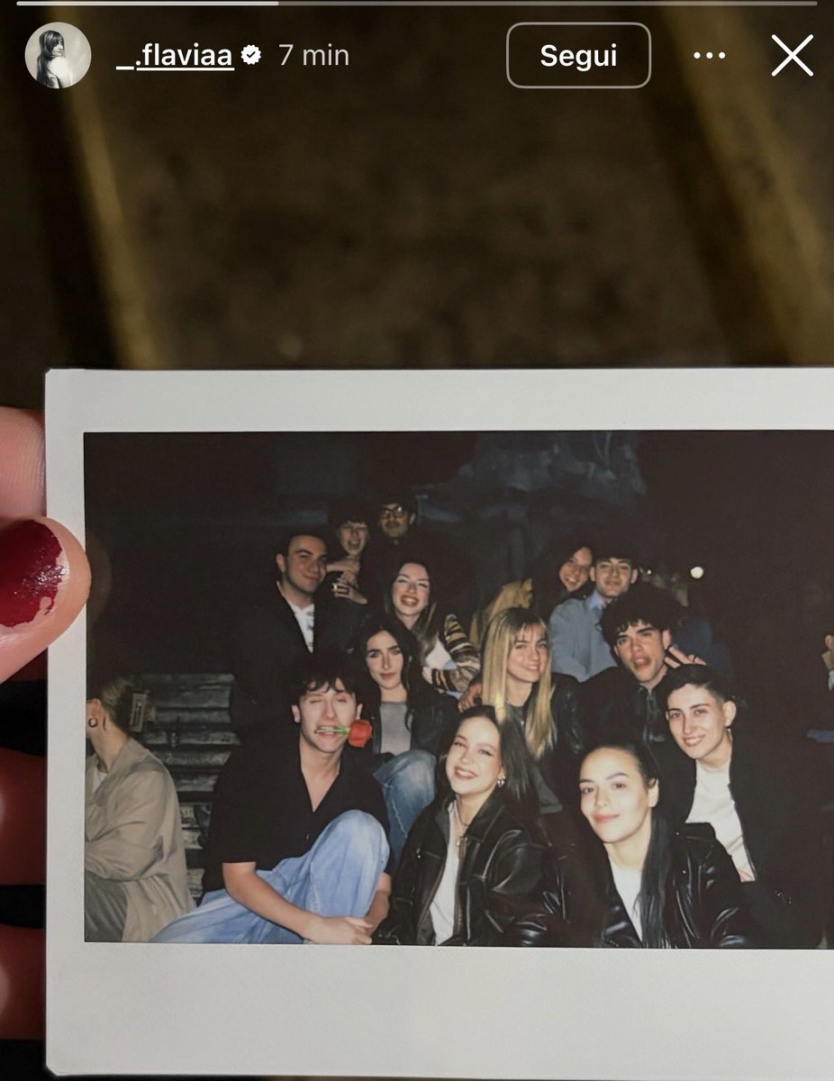 skyeeele02's tweet photo. Sono più uniti loro che quelli rimasti in casetta #amici25 https://t.co/YnUv06EQuu