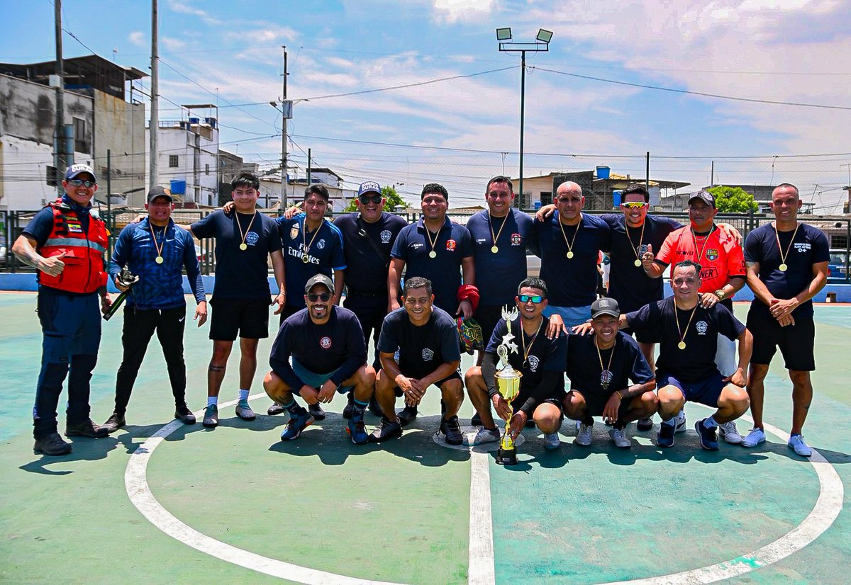 BomberosDuran's tweet photo. ¡La gloria es nuestra! ⚽🔥 Felicitamos a nuestros bomberos por ganar el Torneo Interinstitucional en una final vibrante ante el GAD Municipal.
Disciplina, unión y resistencia física: valores que nos definen dentro y fuera del servicio. 🚒🏆
#Abnegaciónydisciplina #CBMCD https://t.co/ZvHuhU1VtD