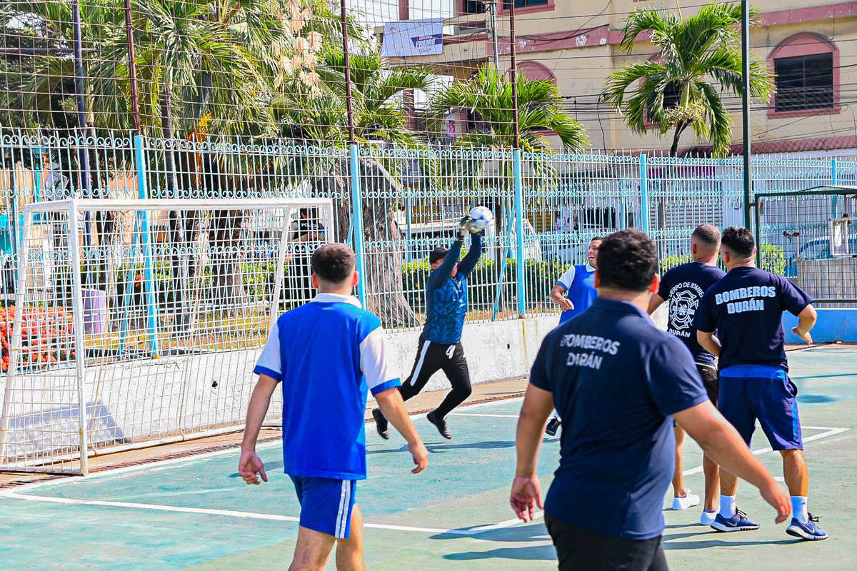 BomberosDuran's tweet photo. ¡La gloria es nuestra! ⚽🔥 Felicitamos a nuestros bomberos por ganar el Torneo Interinstitucional en una final vibrante ante el GAD Municipal.
Disciplina, unión y resistencia física: valores que nos definen dentro y fuera del servicio. 🚒🏆
#Abnegaciónydisciplina #CBMCD https://t.co/ZvHuhU1VtD