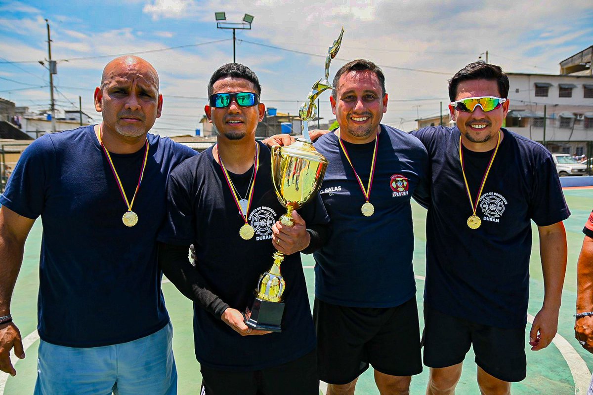 BomberosDuran's tweet photo. ¡La gloria es nuestra! ⚽🔥 Felicitamos a nuestros bomberos por ganar el Torneo Interinstitucional en una final vibrante ante el GAD Municipal.
Disciplina, unión y resistencia física: valores que nos definen dentro y fuera del servicio. 🚒🏆
#Abnegaciónydisciplina #CBMCD https://t.co/ZvHuhU1VtD