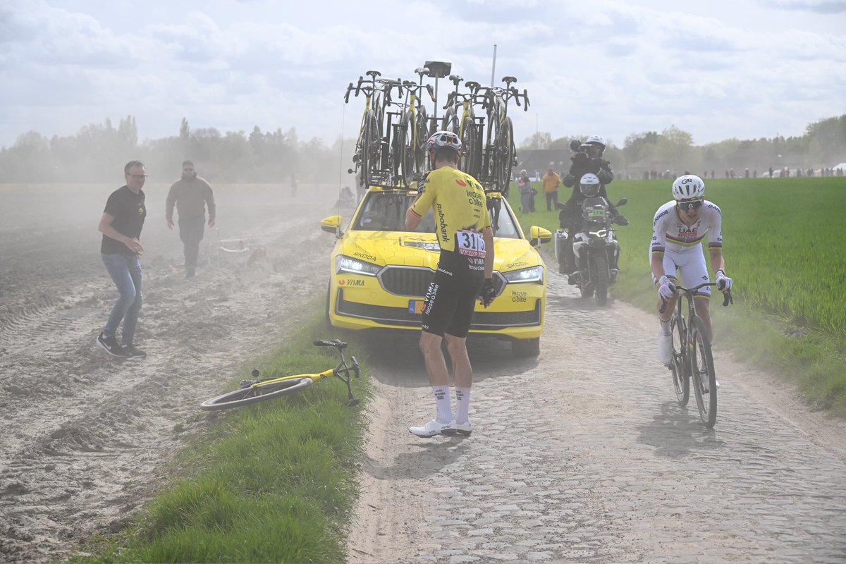 faustocoppi60's tweet photo. What a photo and what a race, life changes fast in Paris-Roubaix. Good night!
#ParisRoubaix https://t.co/CyOFUYPDCI