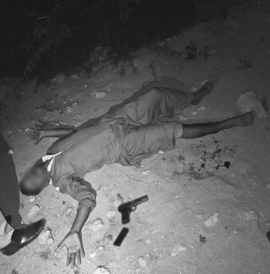 KarachiPolice_'s tweet image. شارعِ فیصل پولیس مقابلہ، ناتھا خان پل کے قریب فائرنگ کا تبادلہ۔
1 ملزم زخمی حالت میں گرفتار، ساتھی فرار۔
اسلحہ و نقدی برآمد، تفتیش جاری۔

#KarachiPolice #PoliceEncounter #AntiCrime #LawEnforcement #PublicSafety