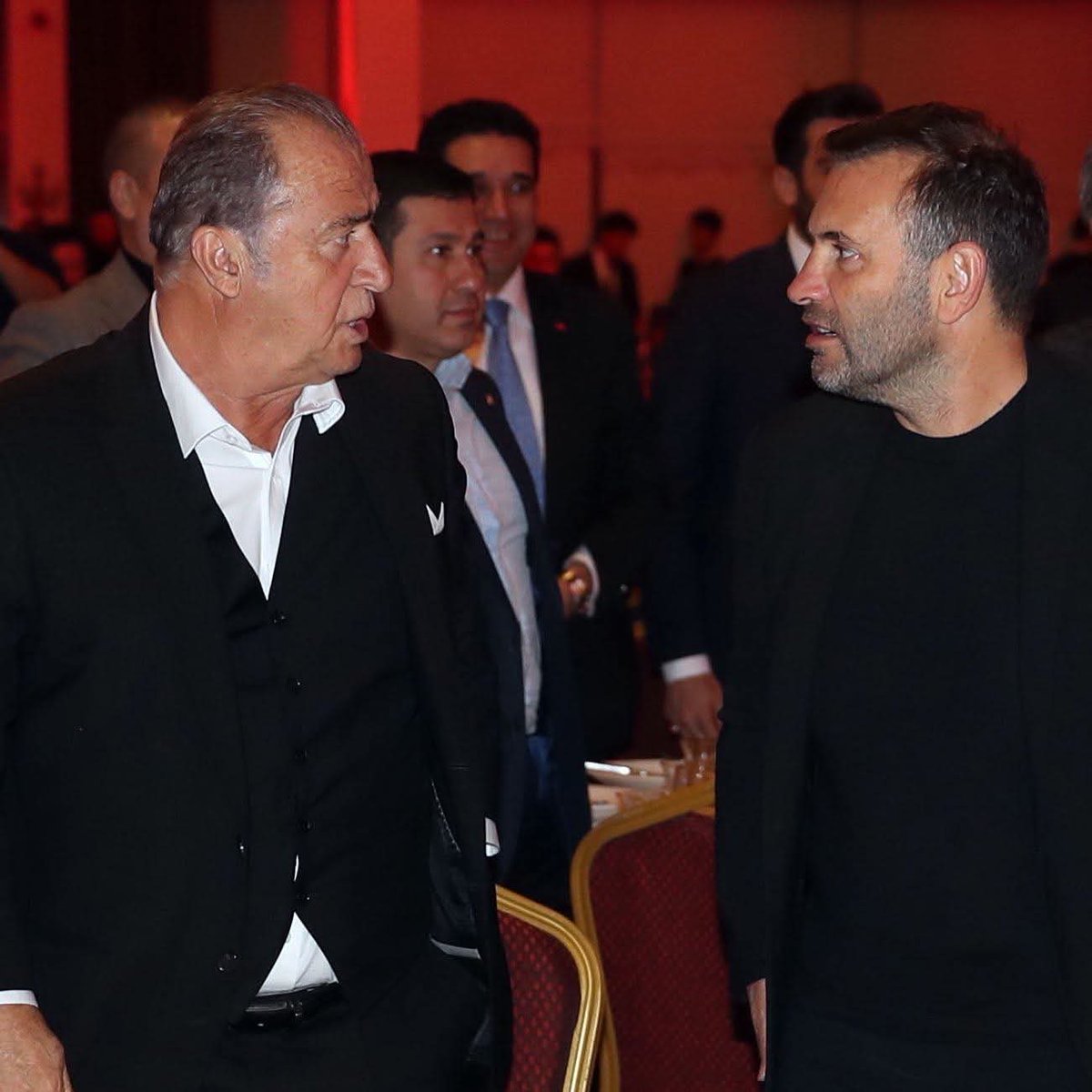 Hani diyorlar ya 400Milyon Euroluk kadro ile 3 yıl üst üste rakibinin küme düşen takımlara kendi sahasında maç verdiği lig de şampiyon olduran adama 
İmpara-Okan 
Şimdi size sesleniyorum kim acaba gerçek İmparator 
Fatih Terim ilk 4 yılında sonrasında yaptığı bazı işler