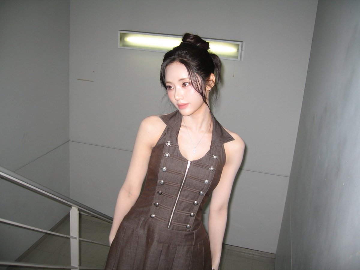 mybwis's tweet photo. kissing whoever convinced her to buy a digicam https://t.co/vYHVPr2ySX