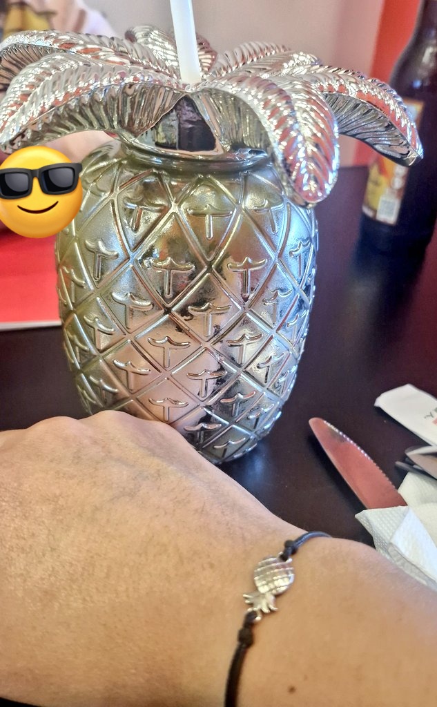 Gama_Valor's tweet photo. Piña power 😈

#swlife #piñasw #couple #swinger https://t.co/BKcsdfTinr